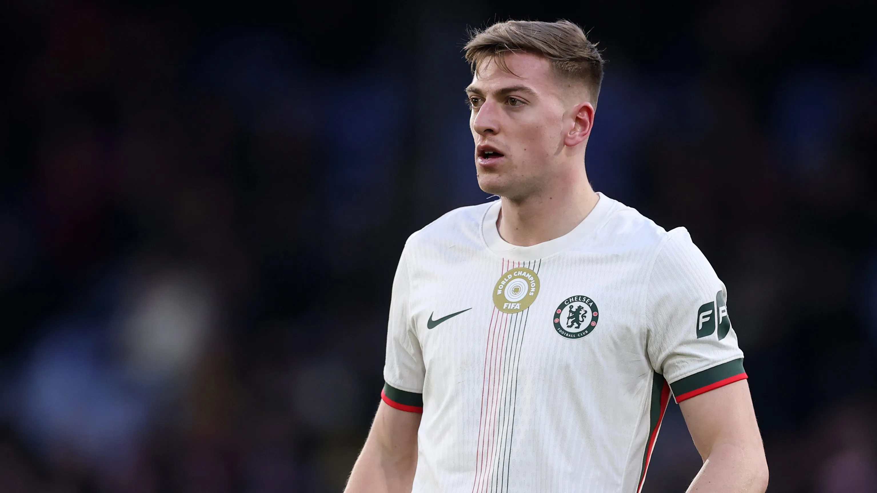 Liam Delap, alvo do Manchester United, em jogo do Chelsea.