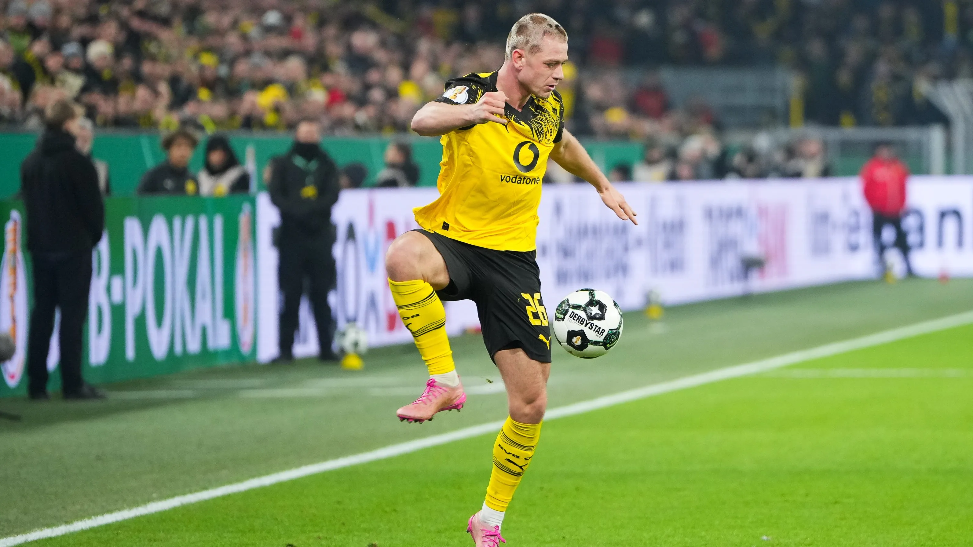 Julian Ryerson, alvo do Manchester United, em jogo do Borussia Dortmund.