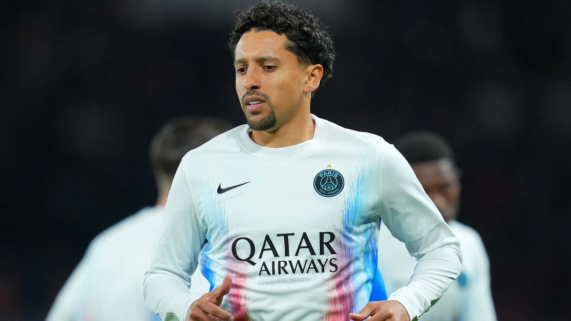 Marquinhos aquecendo pelo PSG. (foto: Franco Arland/Getty Images)