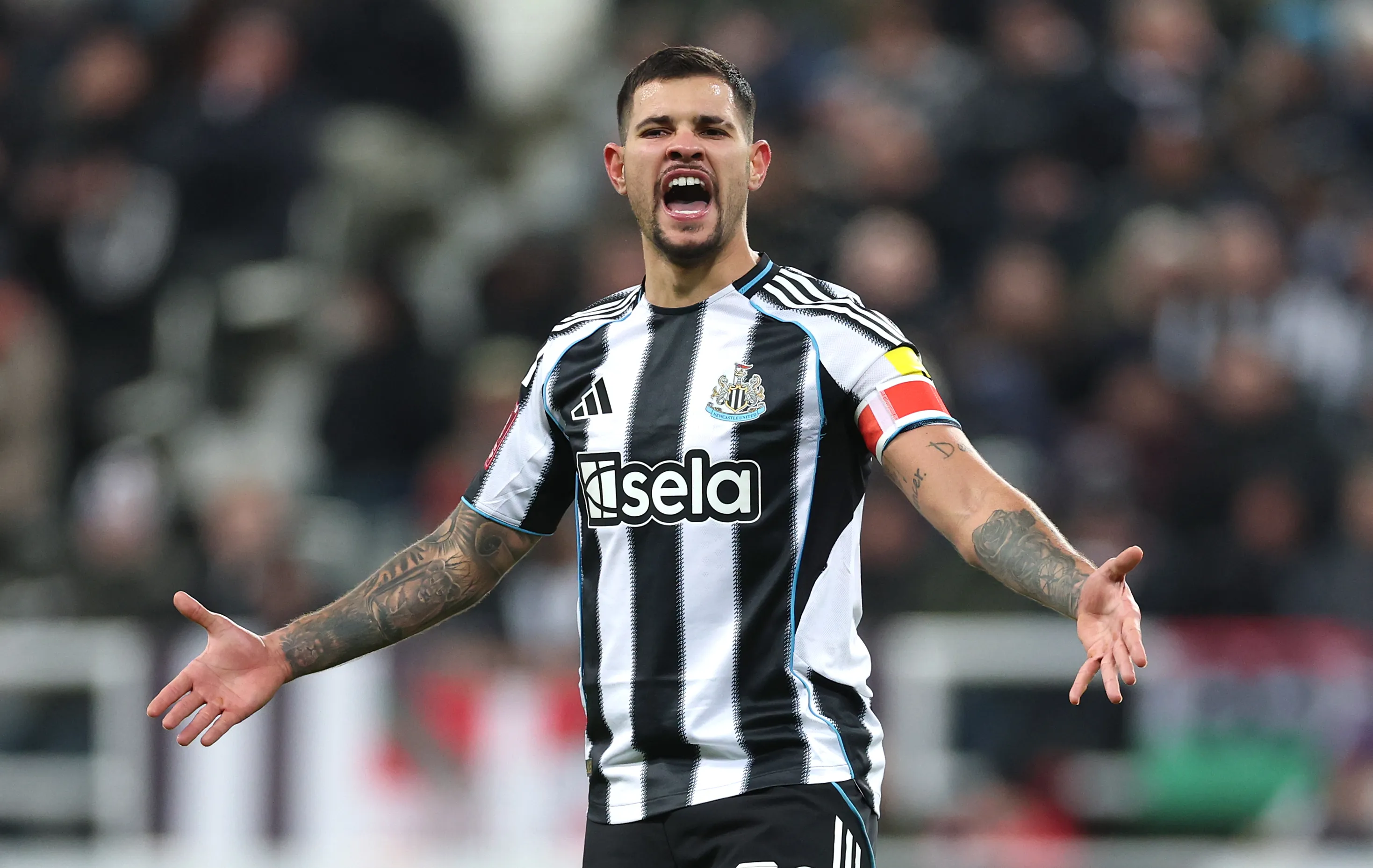 Bruno Guimarães em ação pelo Newcastle. (Foto: Stu Forster/Getty Images)