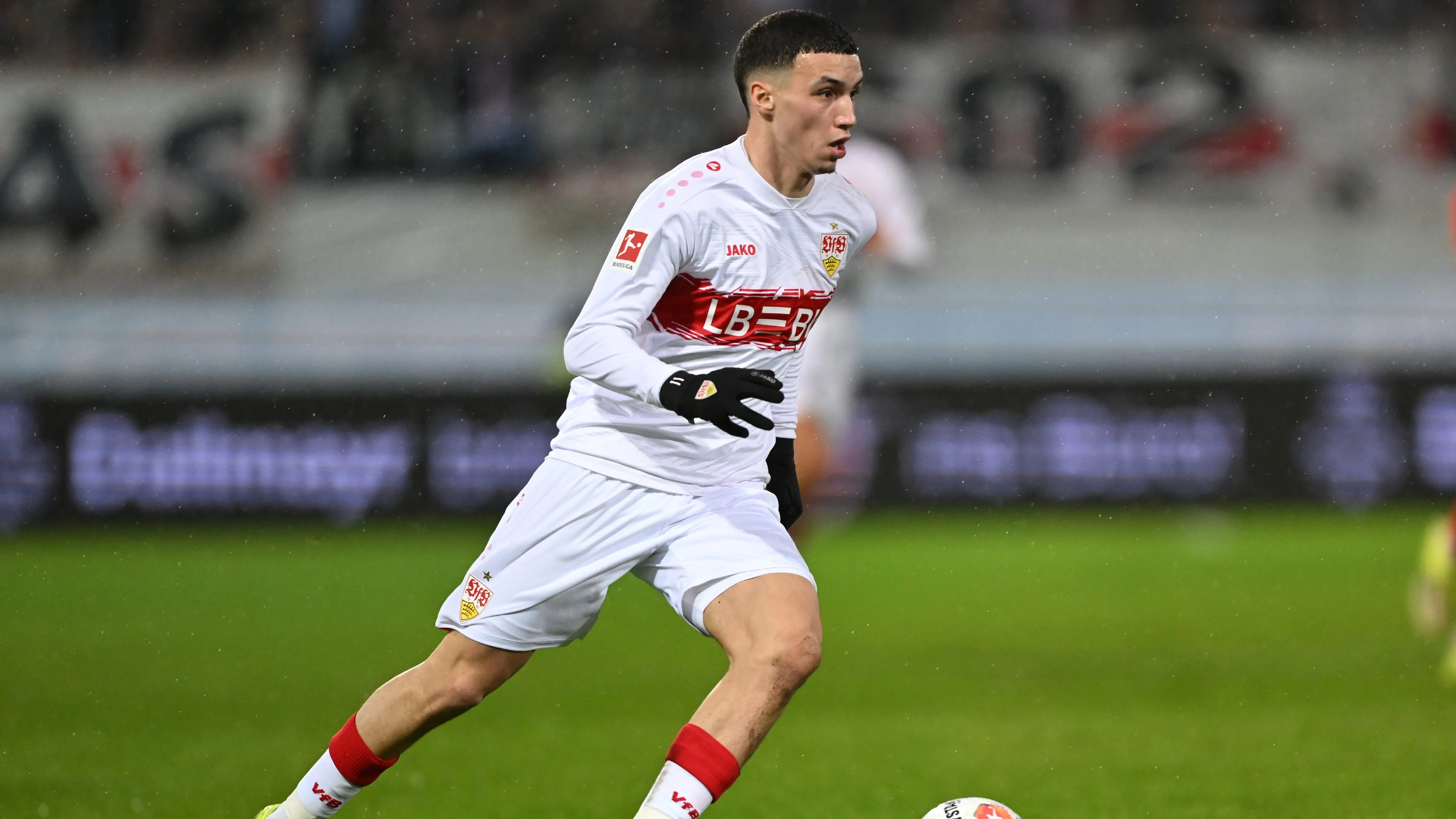 Bilal El Khannouss em jogo do Stuttgart. Foto: Sebastian Widmann/Getty Images