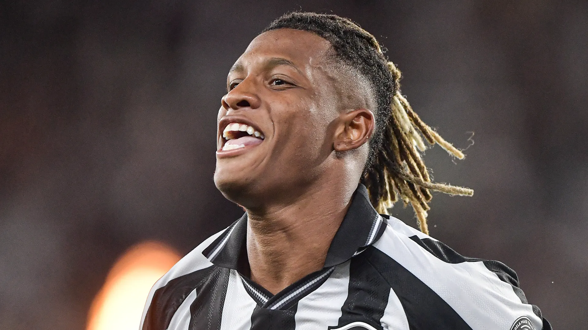 Danilo após marcar pelo Botafogo. (Foto: Thiago Ribeiro/AGIF)