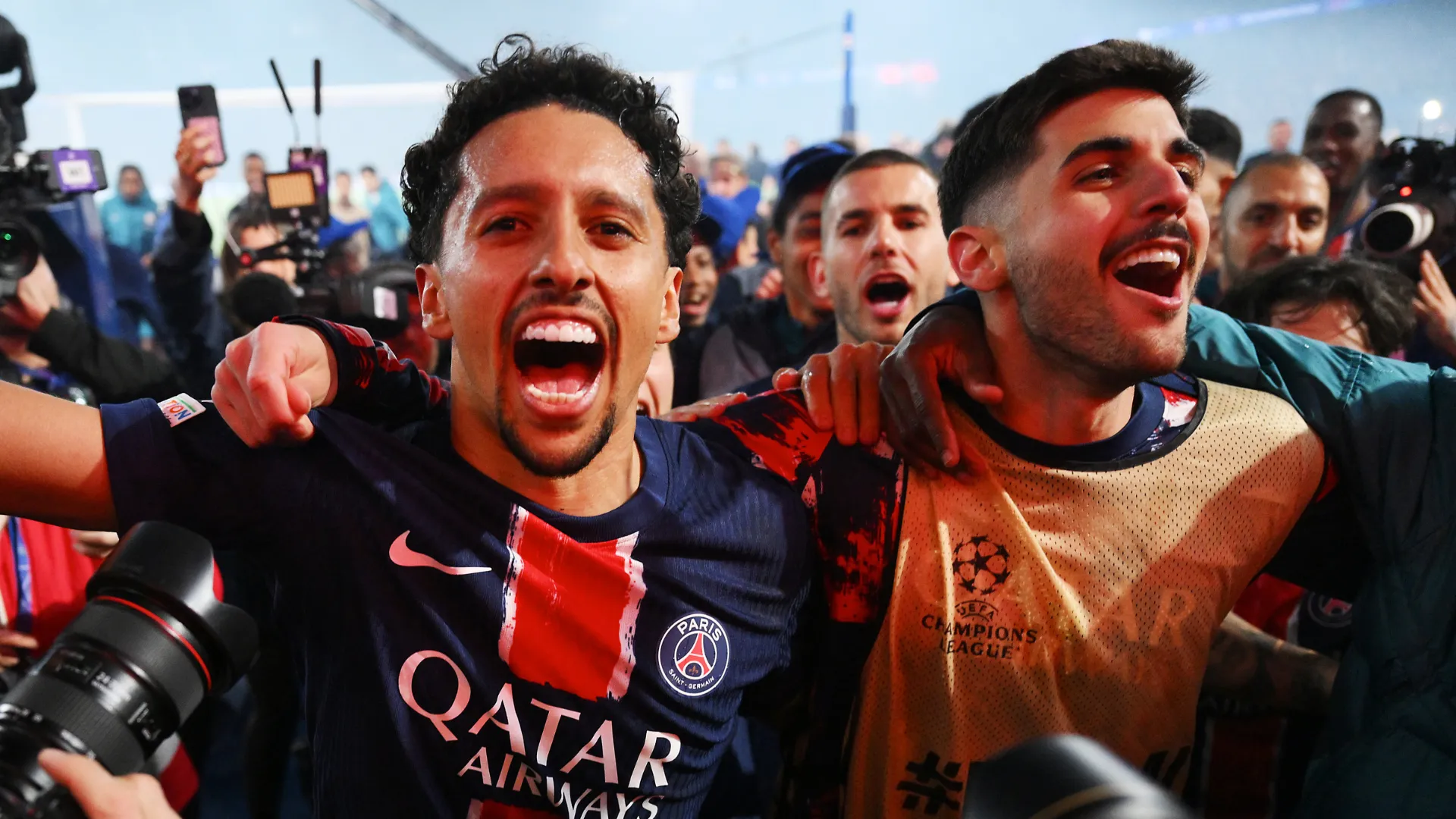 Beraldo e Marquinhos comemorando pelo PSG