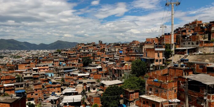 Área ocupada por favelas quase triplicou em 40 anos no Brasil