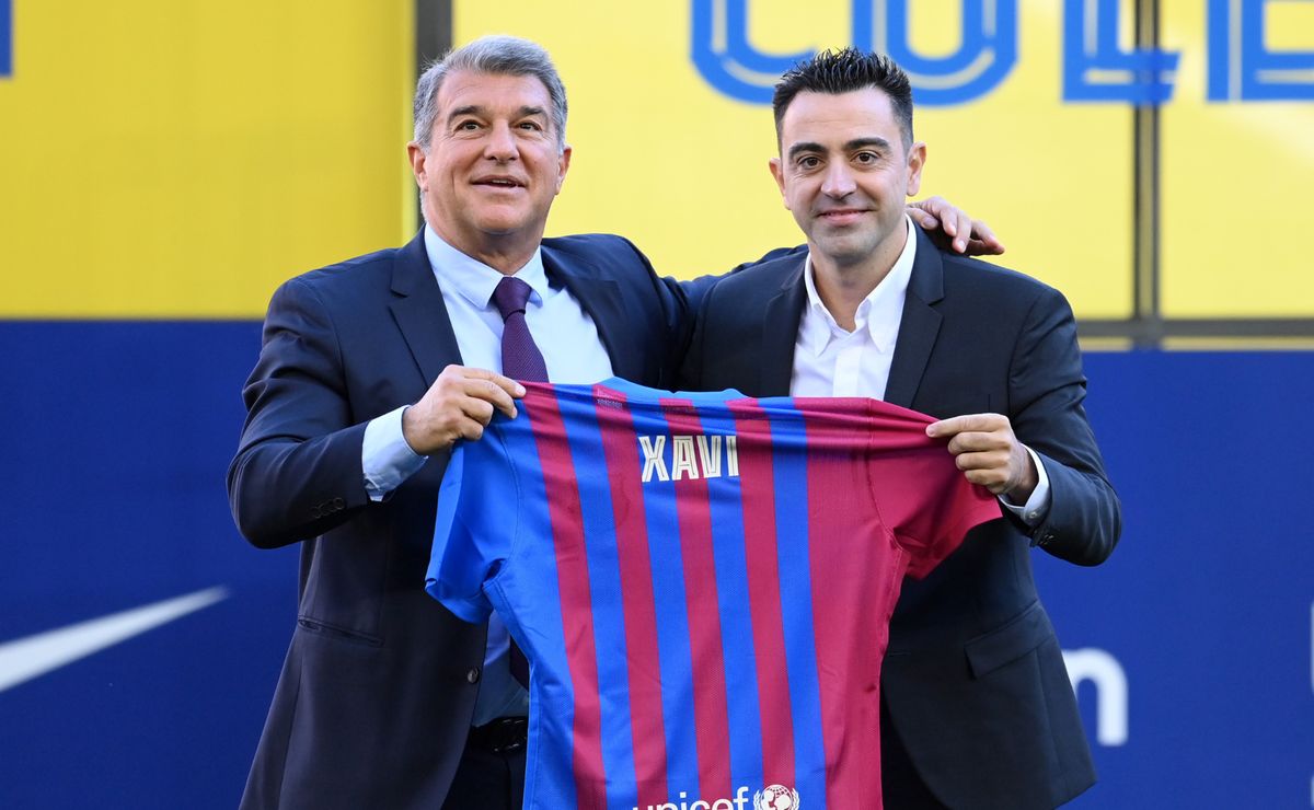 Laporta e Xavi Hernández