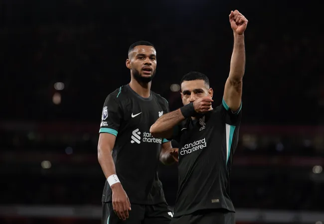 Mohamed Salah e Gakpo, do Liverpool, estão um pouco abaixo das expectativas, e segundo Fabrizio Romano, o clube busca mudar essas posições dos jogadores e tem Diomande como principal alvo. Foto: IMAGO / Pro Sports Images