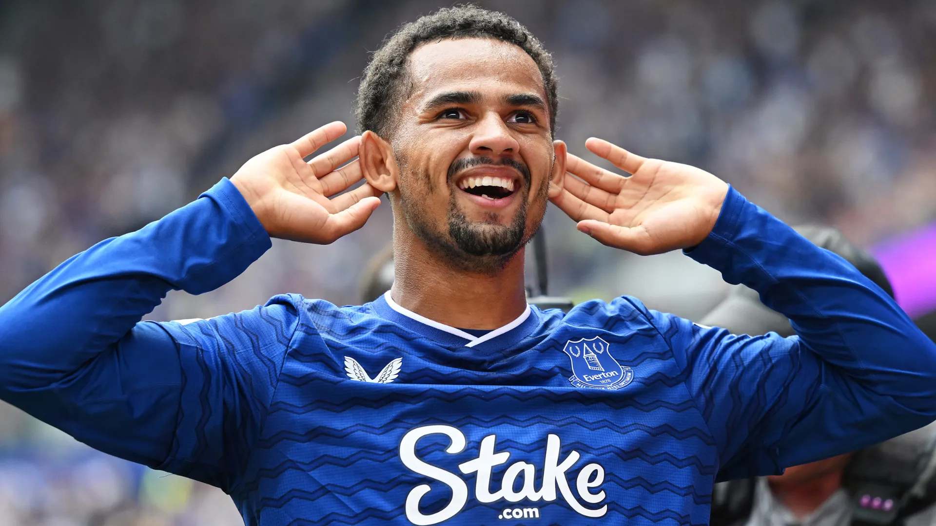 Ndiaye celebra um gol pelo Everton