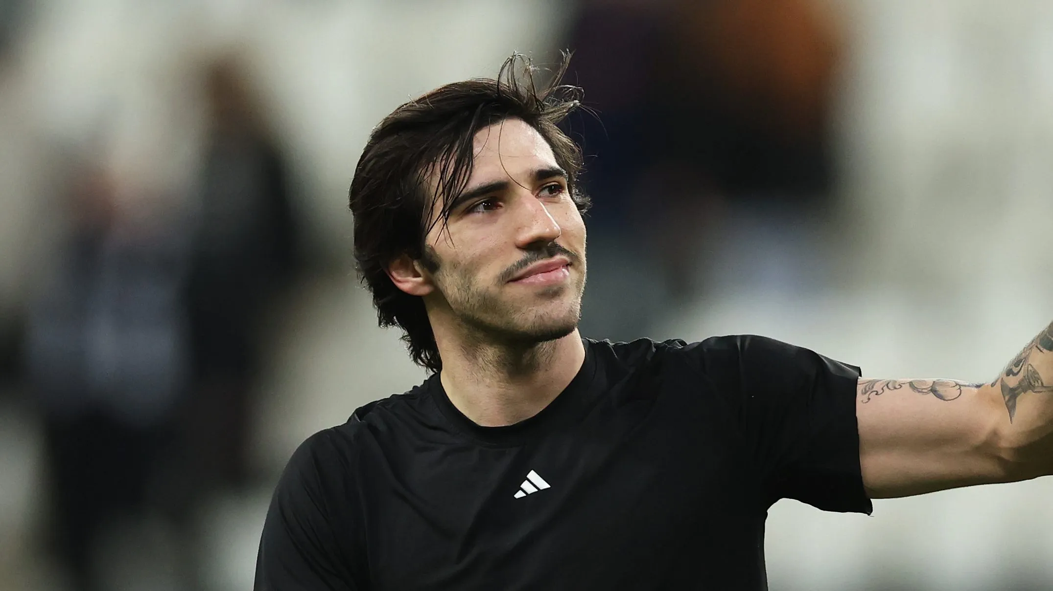 Tonali usando uma camisa preta, alvo do Real Madrid