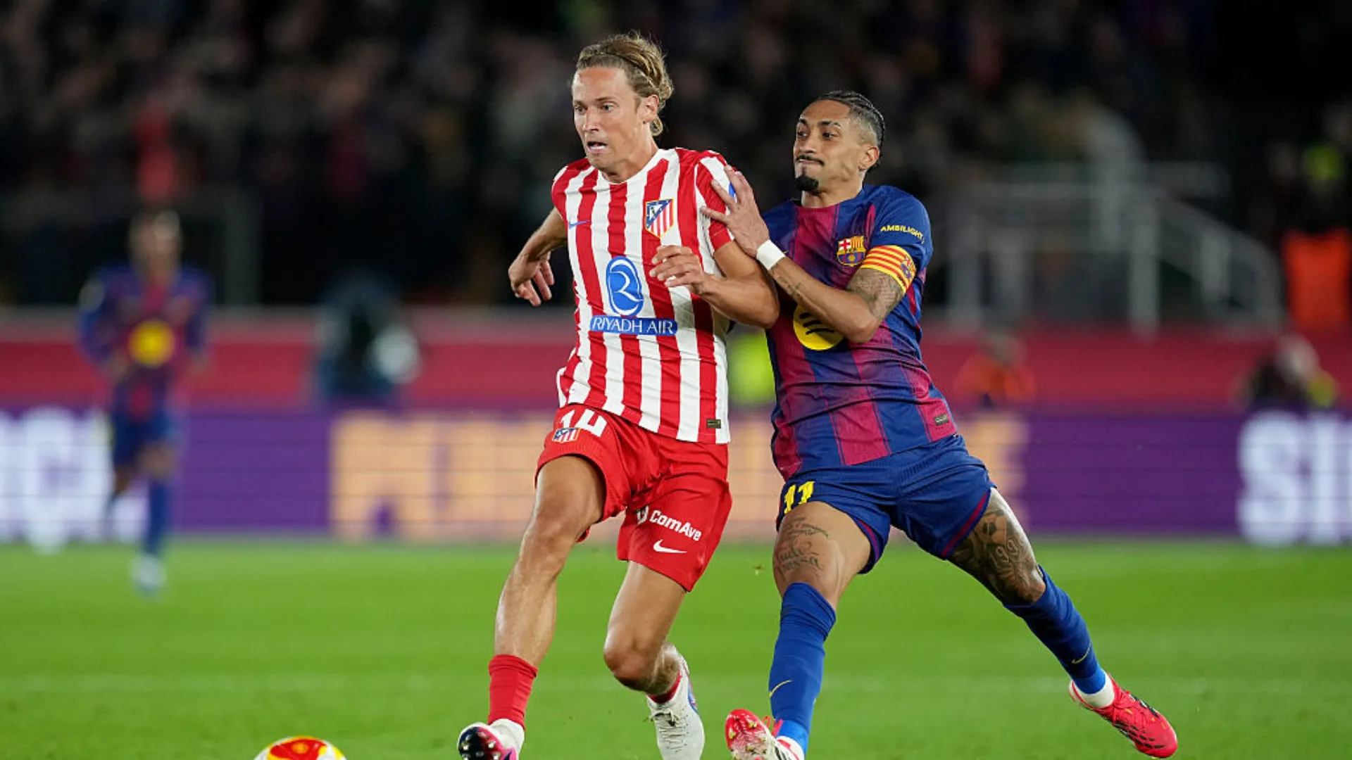 Raphinha em jogada em Barcelona x Atlético de Madrid. Alex Caparros/Getty Images.