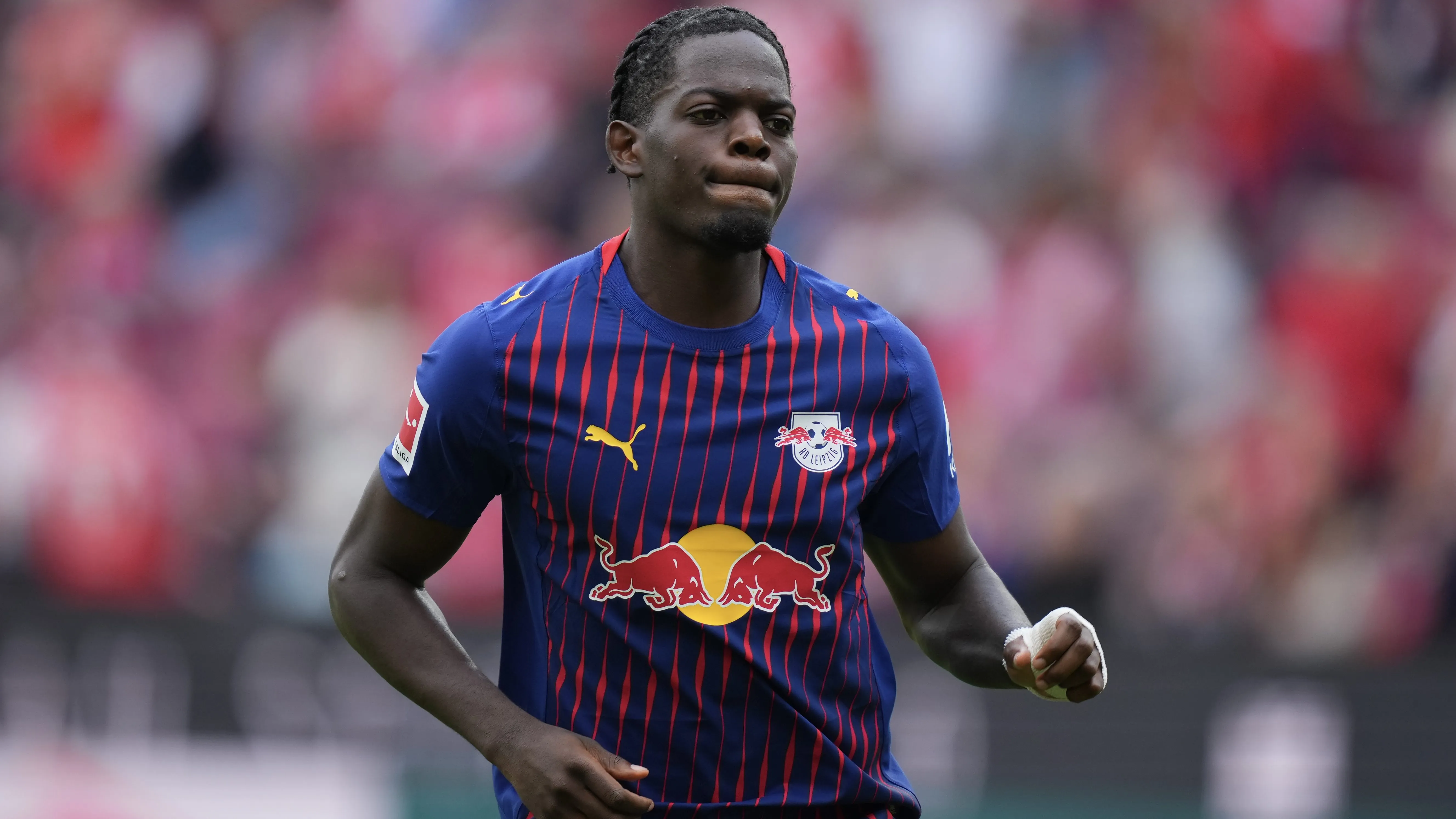 Castello Lukeba em jogo do RB Leipzig. Foto: Pau Barrena/Getty Images