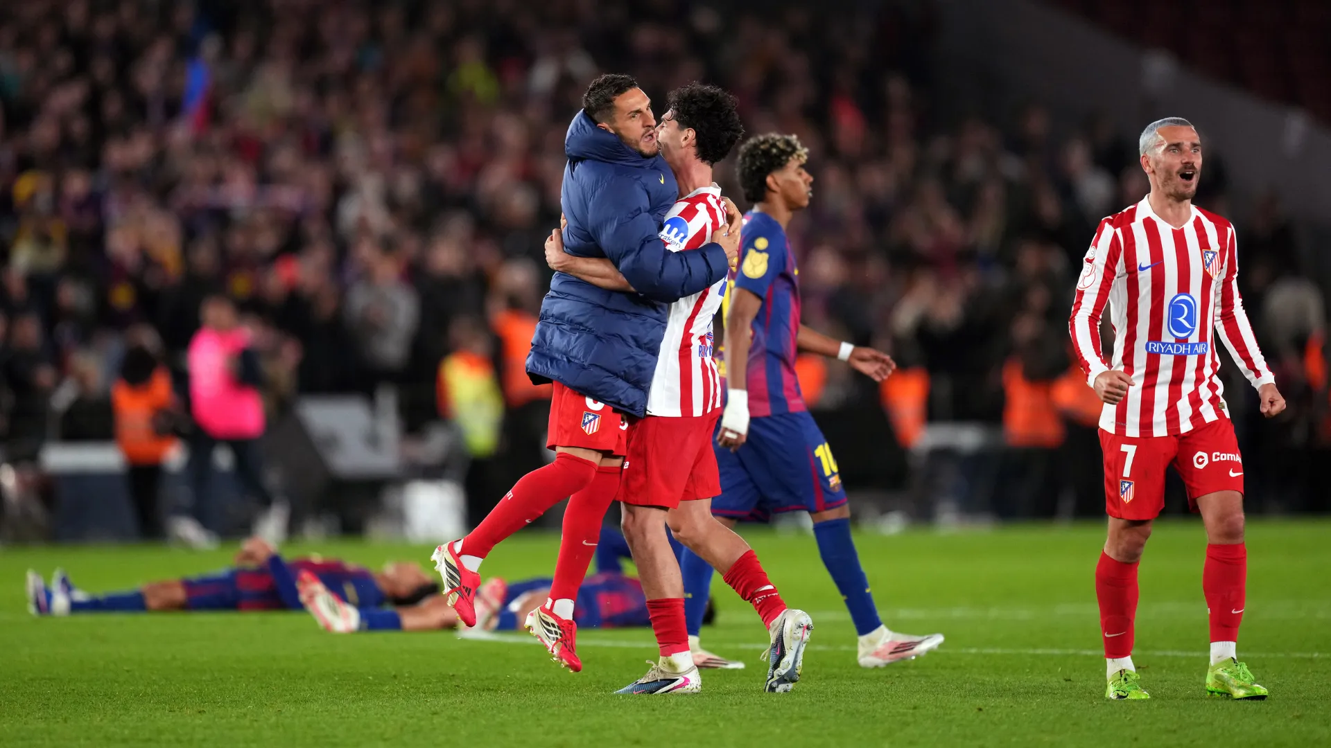 Jogadores do Atlético de Madrid comemorando o avanço na Copa del Rey