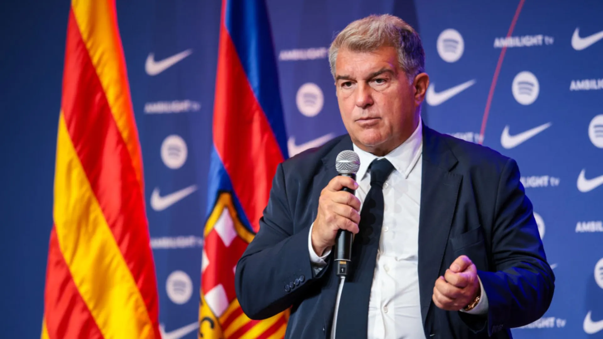 Presidente do Barcelona, Laporta faz um discurso com o microfone em mãos.