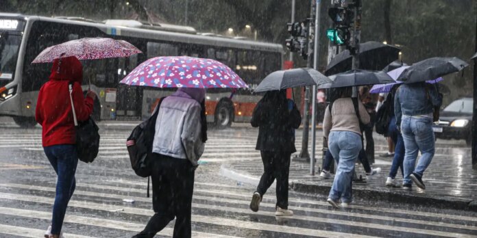 Norte e Sudeste devem começar semana com chuva forte, prevê Inmet